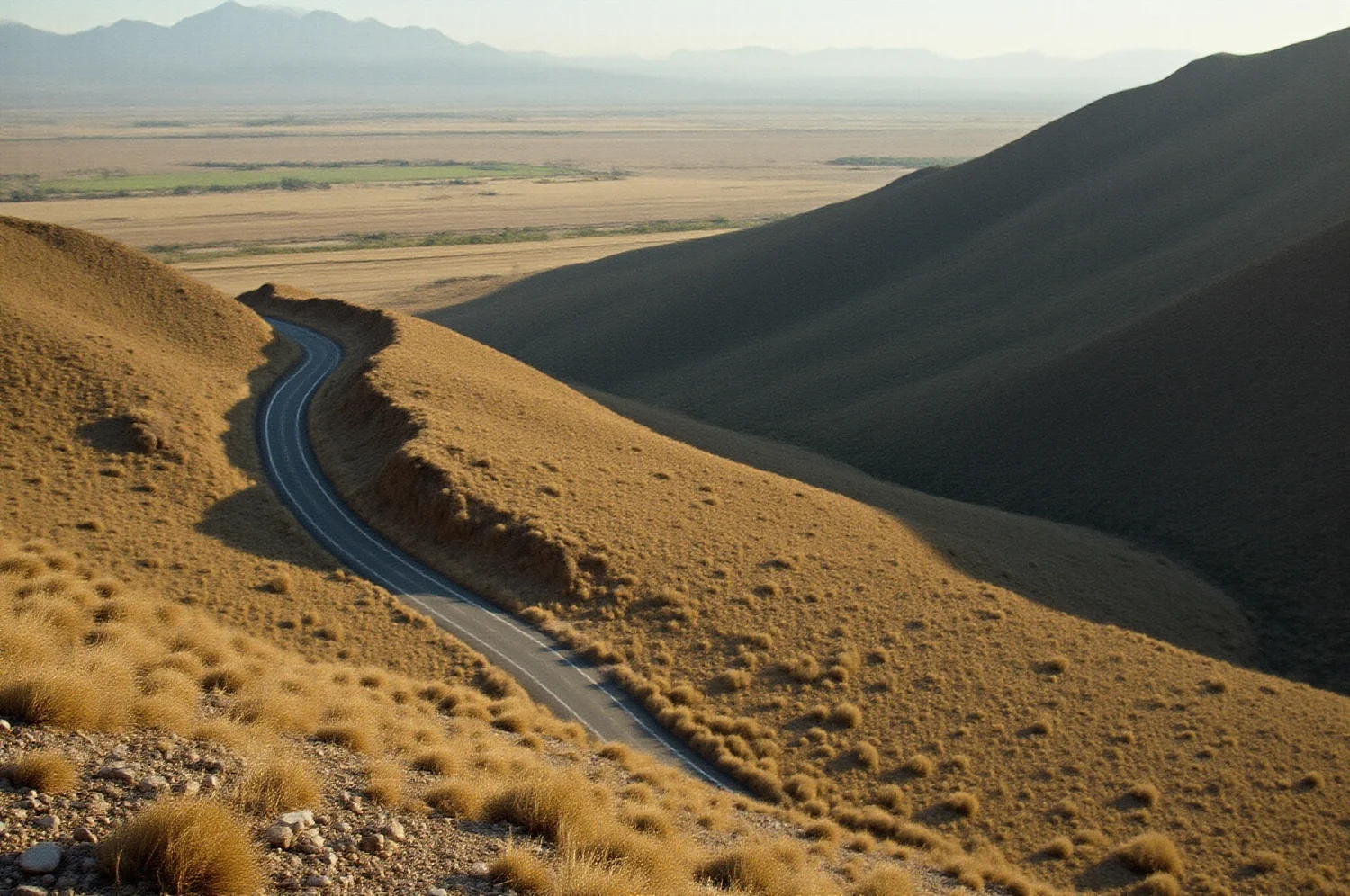 Camino de montaña con curvas cerradas visto desde arriba